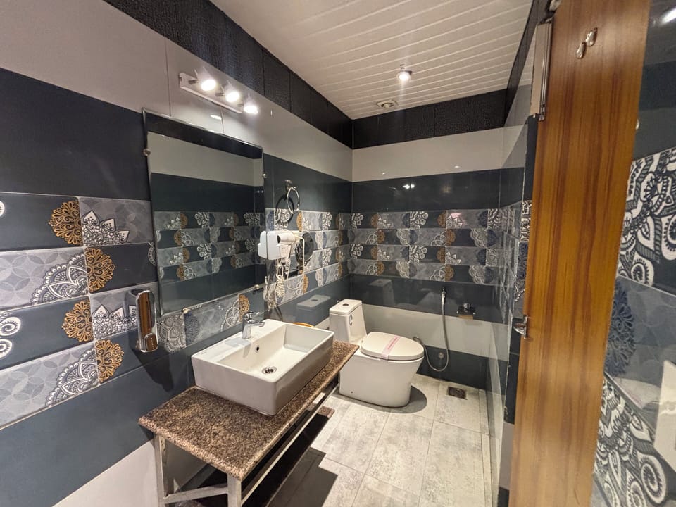 Deluxe Room | Bathroom | Shower, rainfall showerhead, free toiletries, hair dryer