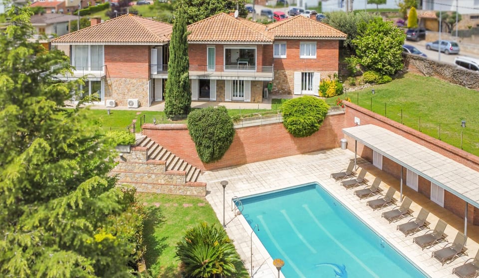 A stunning villa in Banyoles featuring a private pool, spacious garden, and elegant architecture for a perfect getaway.