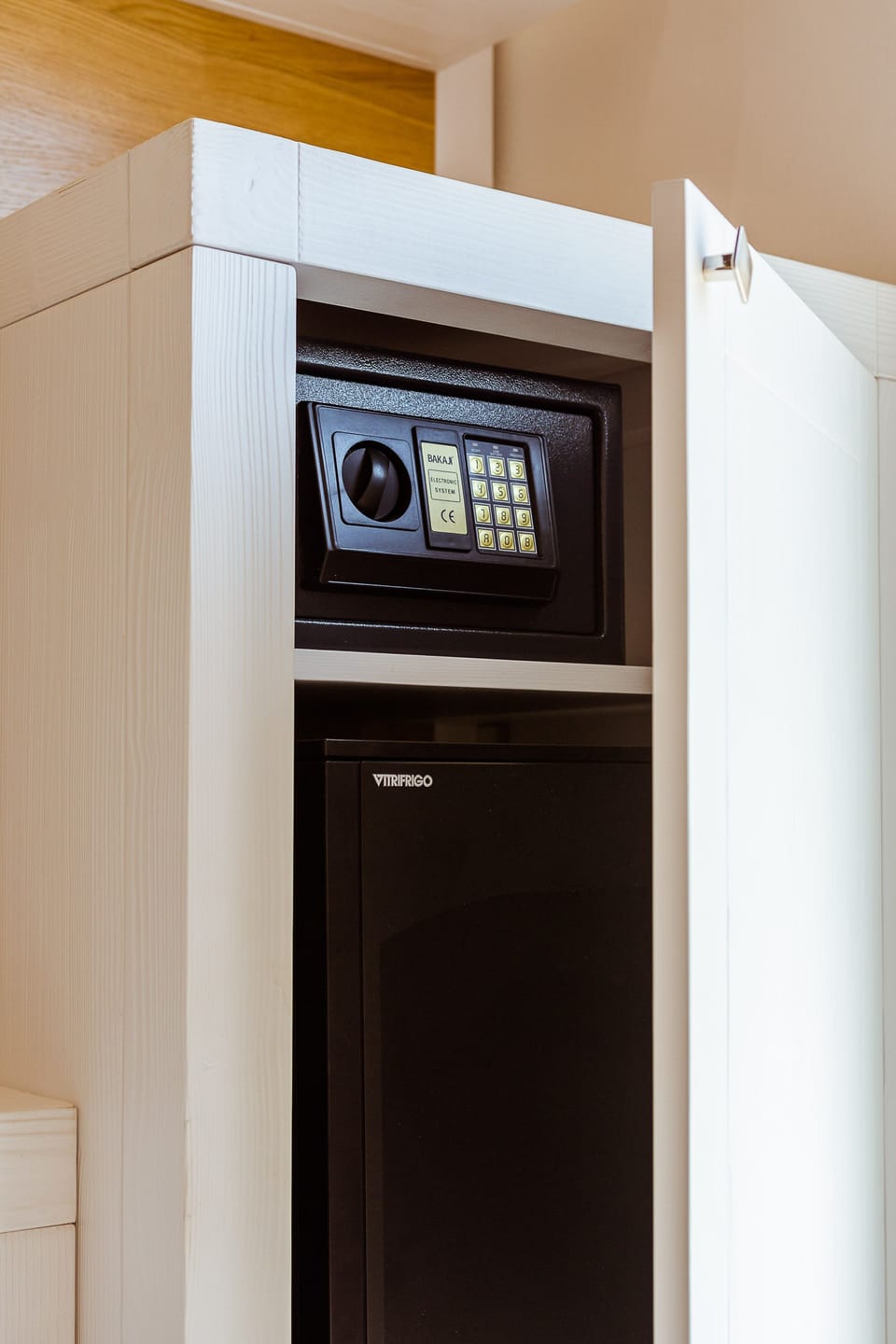 Comfort Room, 1 King Bed, Non Smoking, Courtyard View | Frette Italian sheets, premium bedding, minibar, in-room safe