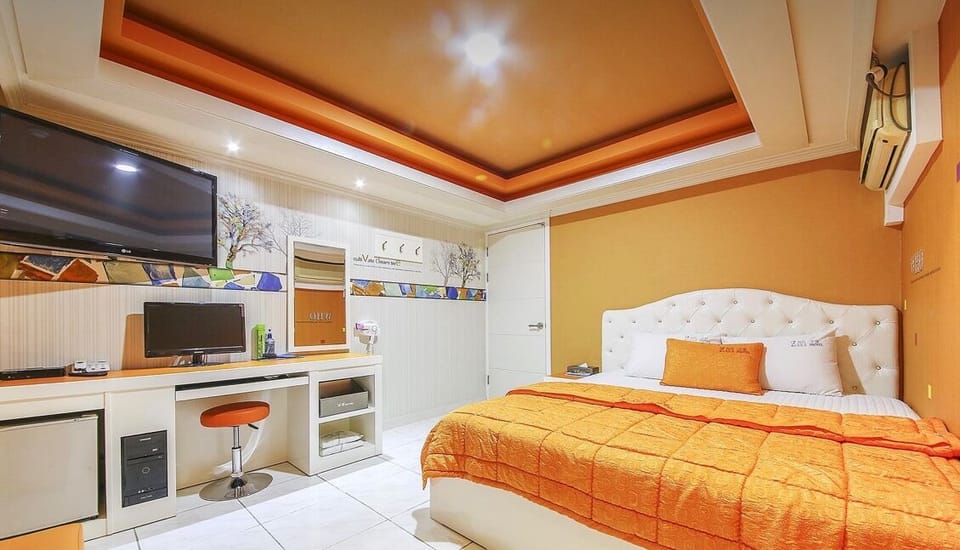Premium Suite | Individually decorated, desk, laptop workspace, free WiFi
