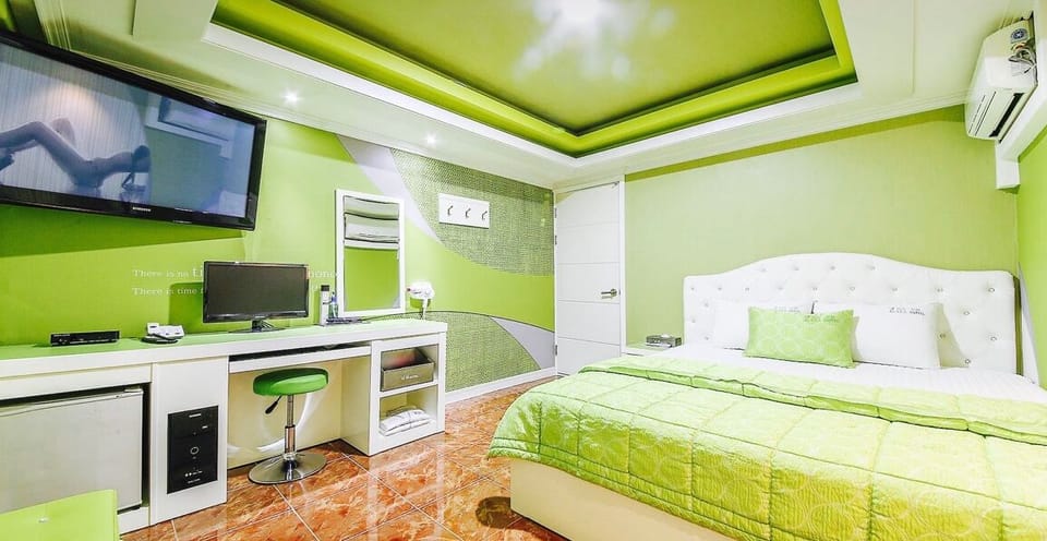 Premium Suite | Individually decorated, desk, laptop workspace, free WiFi