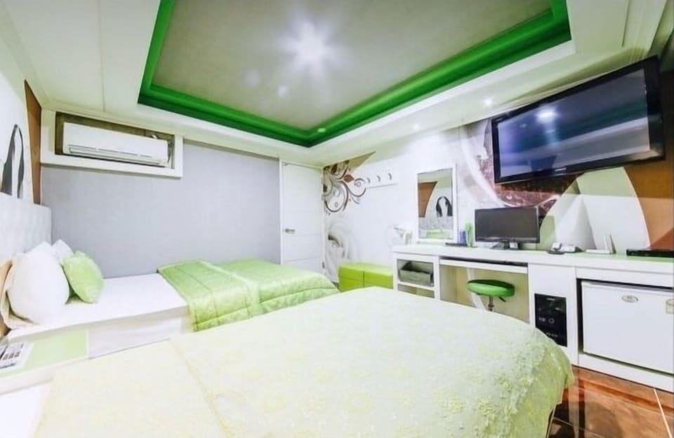 Deluxe Twin Room | Individually decorated, desk, laptop workspace, free WiFi