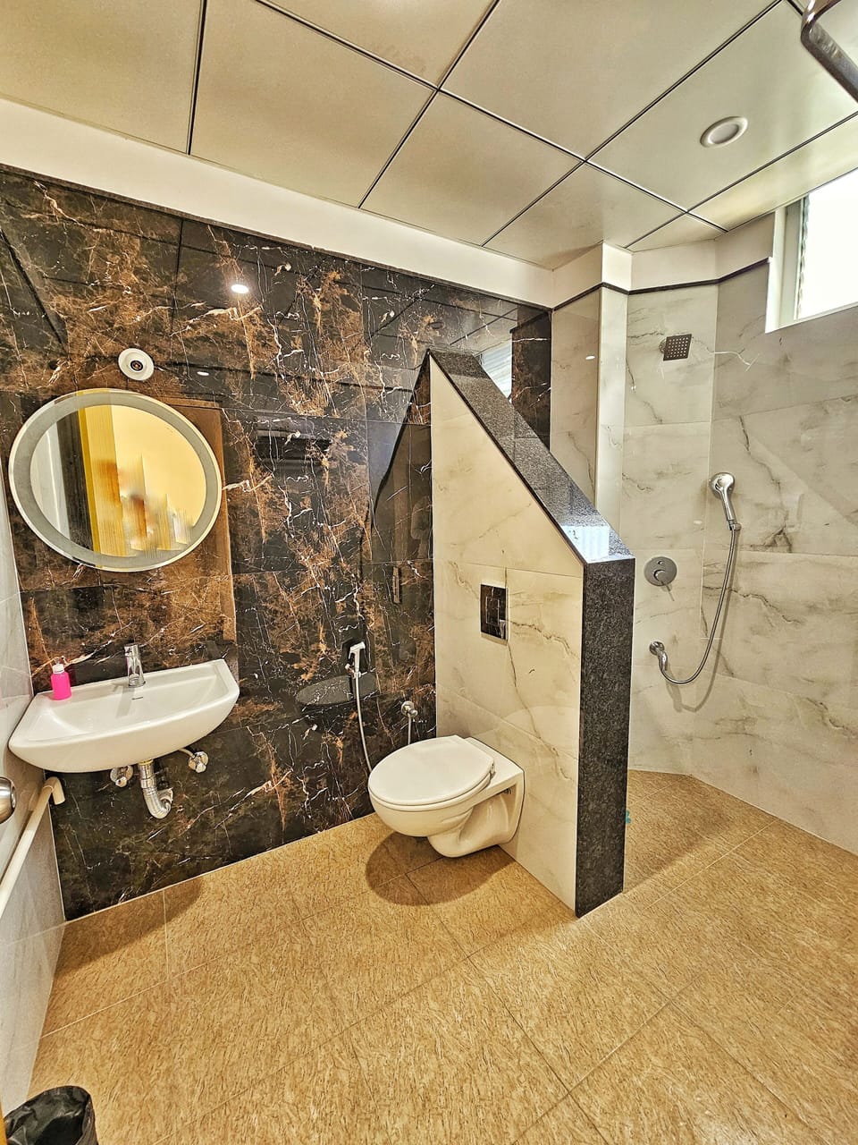 Deluxe Room | Bathroom | Shower, rainfall showerhead, hair dryer, towels