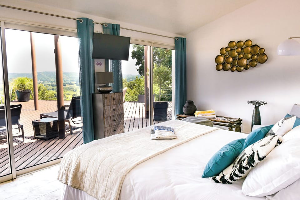 Panoramic Suite | Pillowtop beds, in-room safe, free WiFi, bed sheets