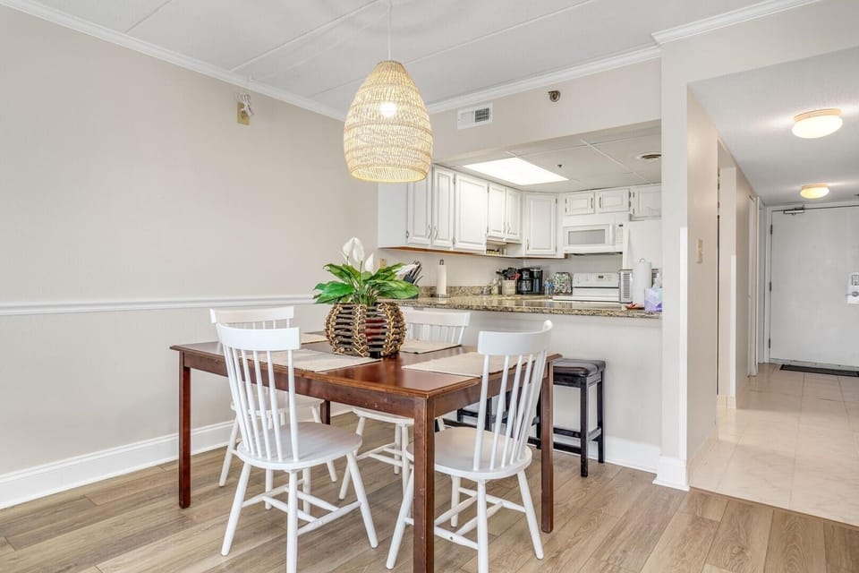 Condo, 2 Bedrooms | Dining