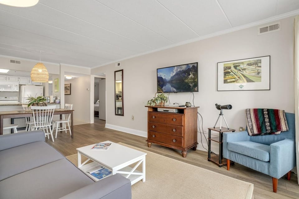 Condo, 2 Bedrooms | Living area