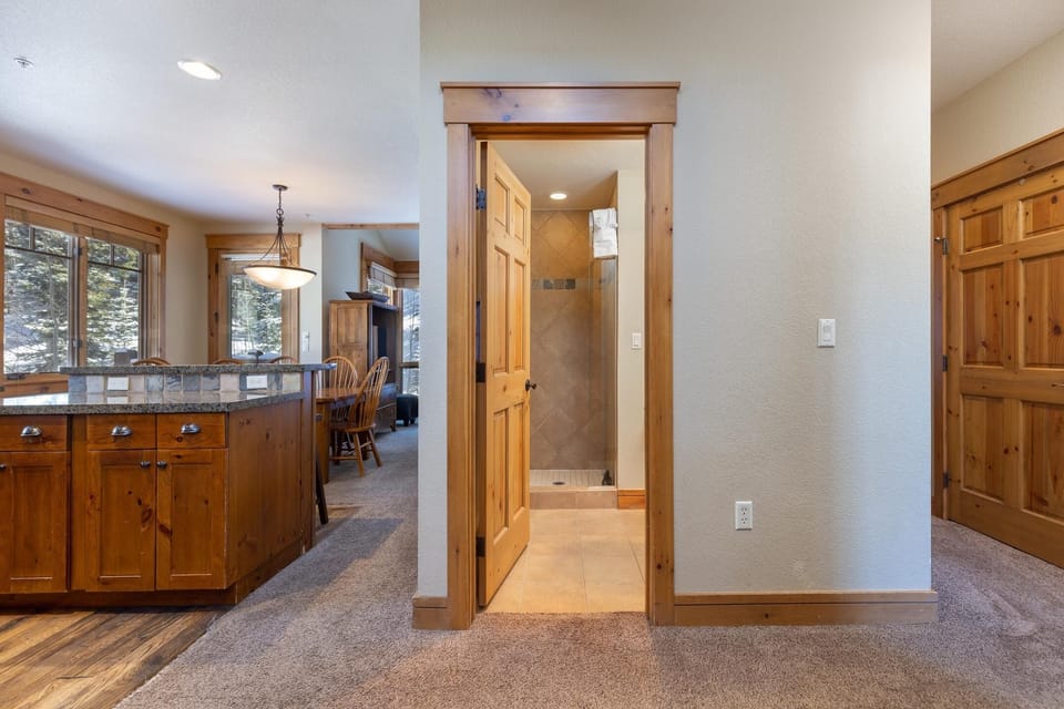 Townhome, 3 Bedrooms | Bathroom | Towels, shampoo