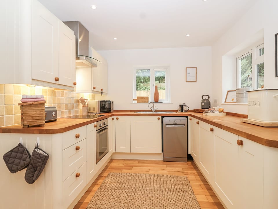 Cottage | Private kitchen | Fridge, electric kettle, toaster, cookware/dishes/utensils