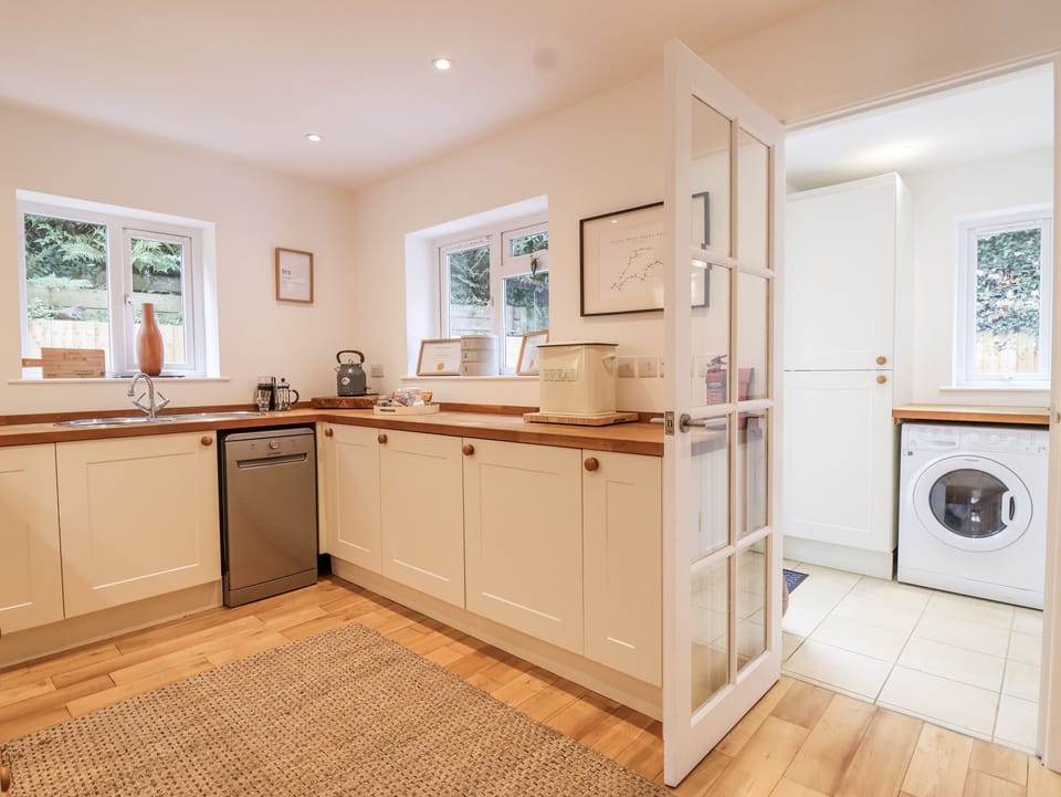 Cottage | Private kitchen | Fridge, electric kettle, toaster, cookware/dishes/utensils