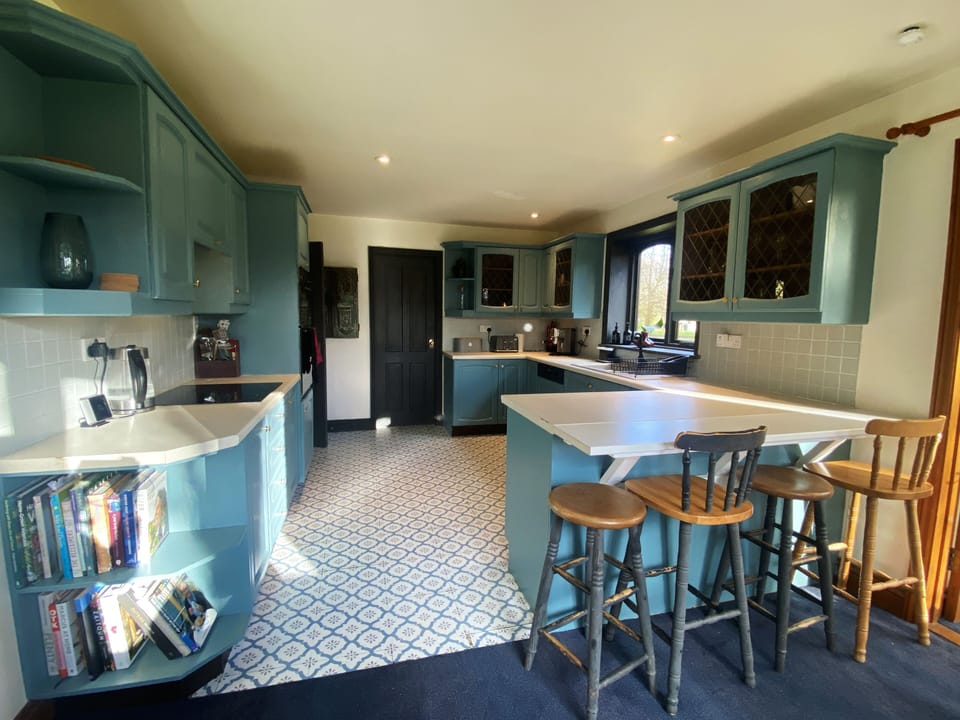 Dishwasher, electric kettle, toaster, cookware/dishes/utensils