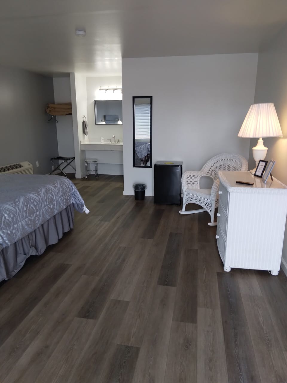 Deluxe Room | Laptop workspace, iron/ironing board, free WiFi, bed sheets