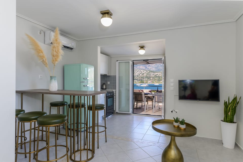 Comfort Apartment | Living area | Smart TV
