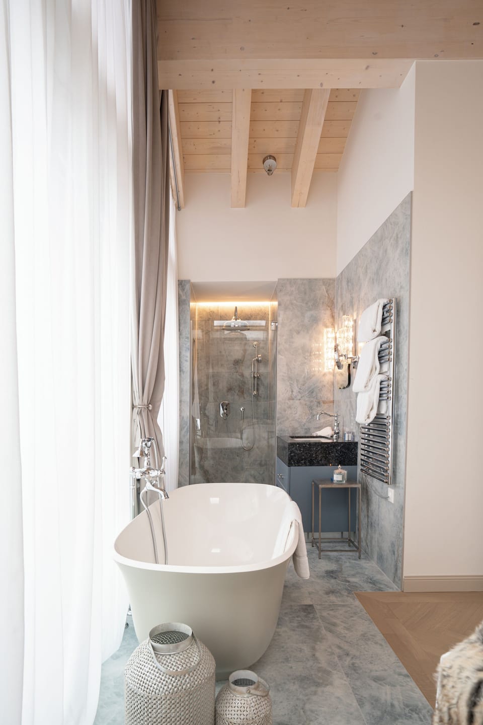 Etoile Penthouse Luxury Apartment Matterhorn View | Bathroom | Free toiletries, hair dryer, bathrobes, slippers