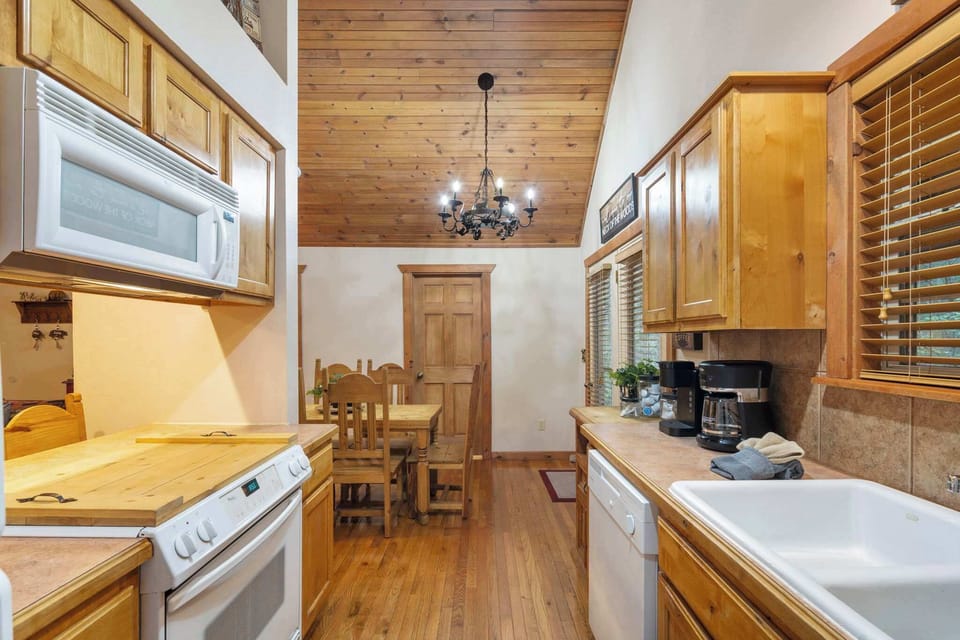 Cabin, Multiple Beds, Patio, Mountain View (Simon’s Treetop Cabin) | Private kitchen | Coffee/tea maker