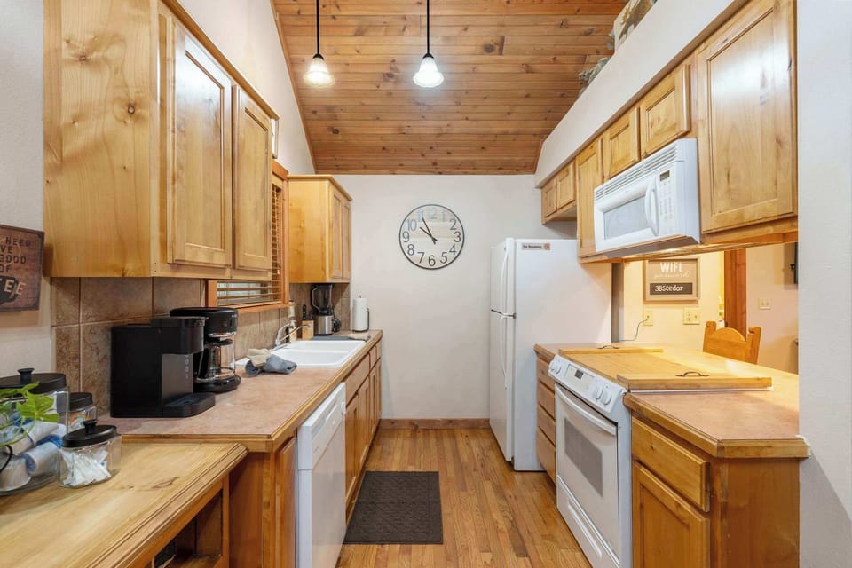 Cabin, Multiple Beds, Patio, Mountain View (Simon’s Treetop Cabin) | Private kitchen | Coffee/tea maker