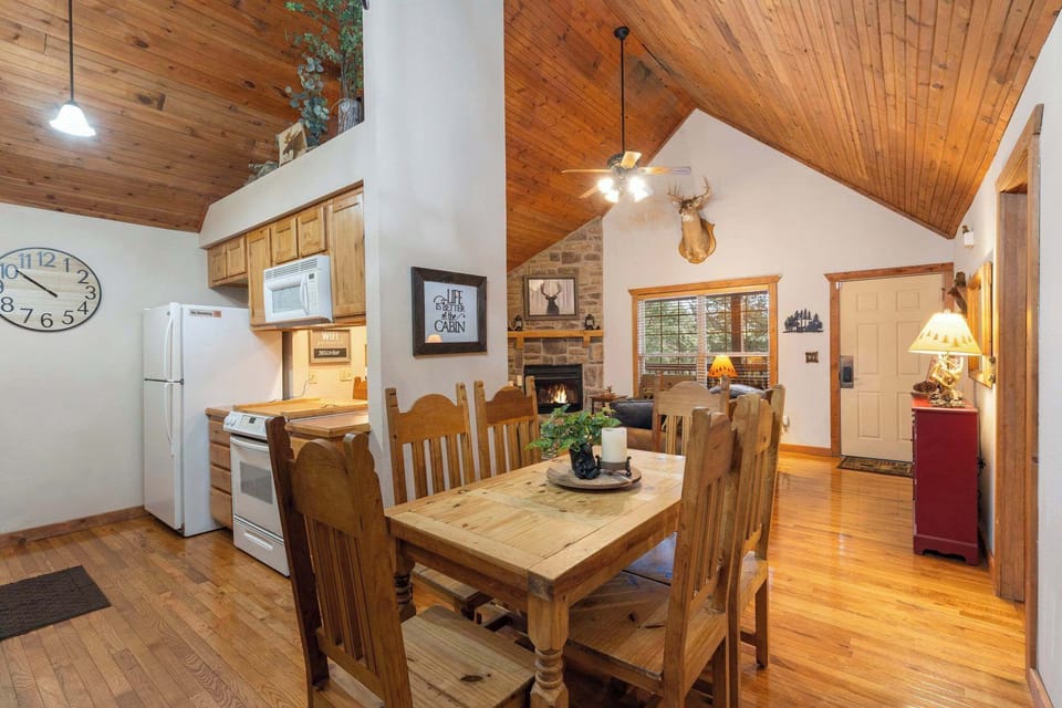Cabin, Multiple Beds, Patio, Mountain View (Simon’s Treetop Cabin) | Dining