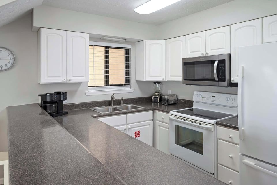 Condo, Multiple Beds, Balcony, Ocean View (Gulf View Getaway) | Private kitchen | Fridge, microwave, oven, stovetop