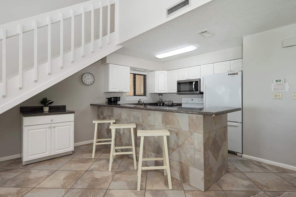Condo, Multiple Beds, Balcony, Ocean View (Gulf View Getaway) | Private kitchen | Fridge, microwave, oven, stovetop