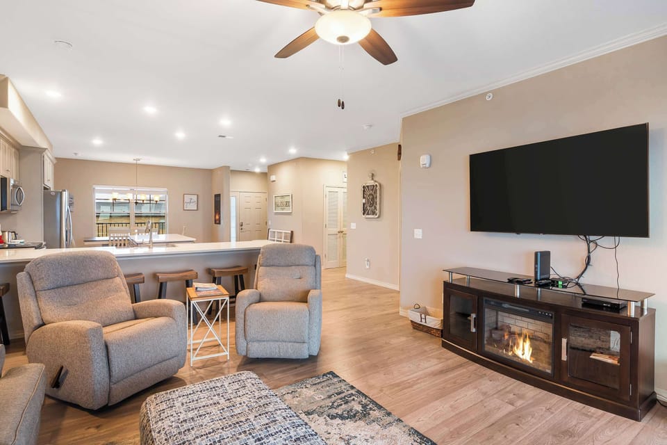 Condo, Multiple Beds, Balcony (Paradise View at the Majestic) | Living area | 42-inch flat-screen TV with digital channels, fireplace
