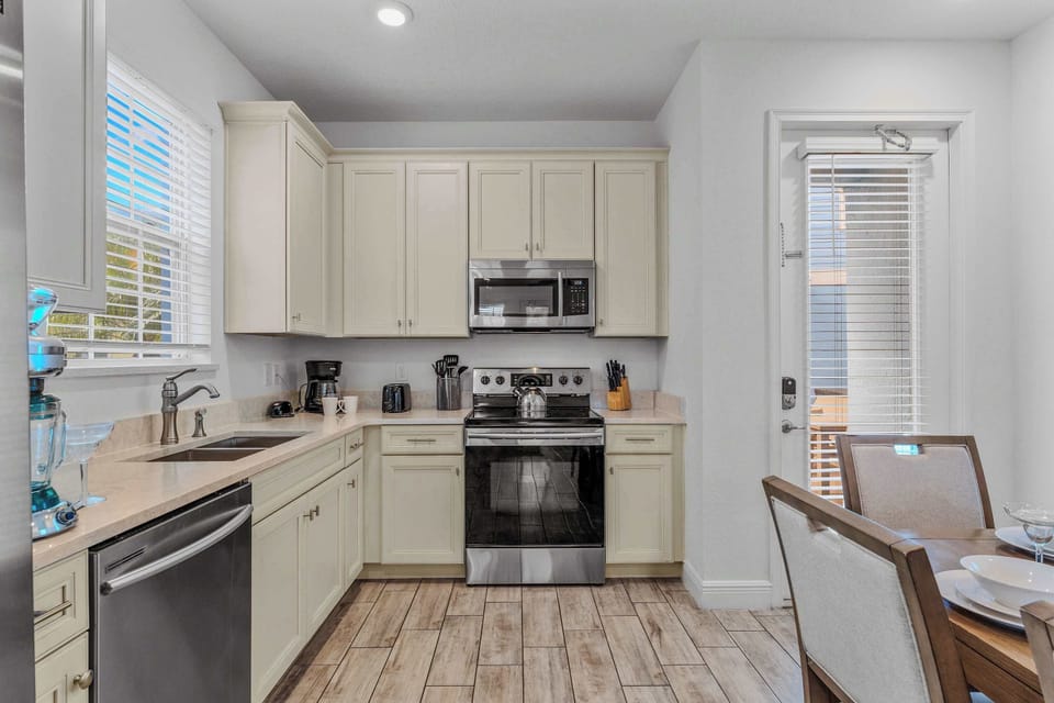 House, Multiple Beds, Hot Tub, Garden View (Frankly Fintastic) | Private kitchen | Fridge, microwave, oven, stovetop