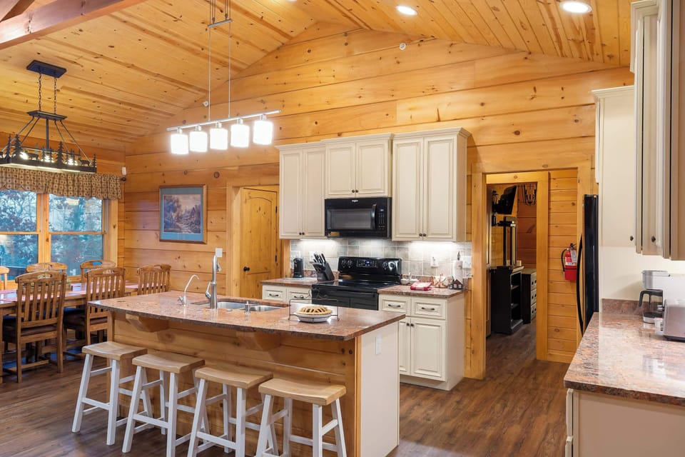 Cabin, Multiple Beds, Balcony, Pool View (Teal’s Treasure) | Private kitchen | Coffee/tea maker
