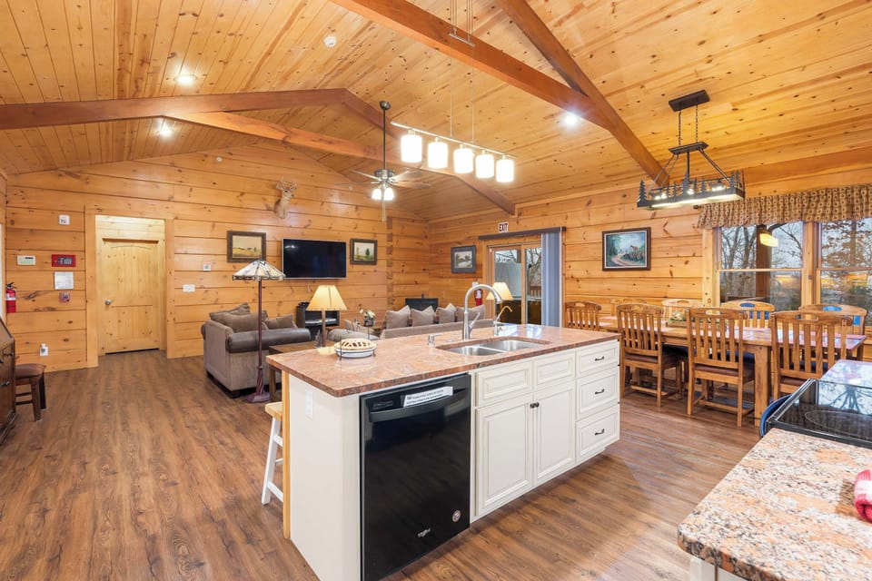 Cabin, Multiple Beds, Balcony, Pool View (Teal’s Treasure) | Interior