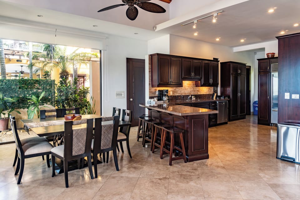 Casa Macaw - Kitchen and indoor dining area, door to powder room