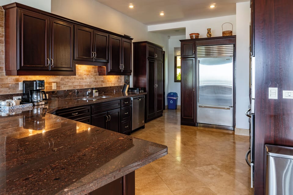Casa Macaw - Kitchen, Entrances to air-conditioned pantry and laundry room are near the back window