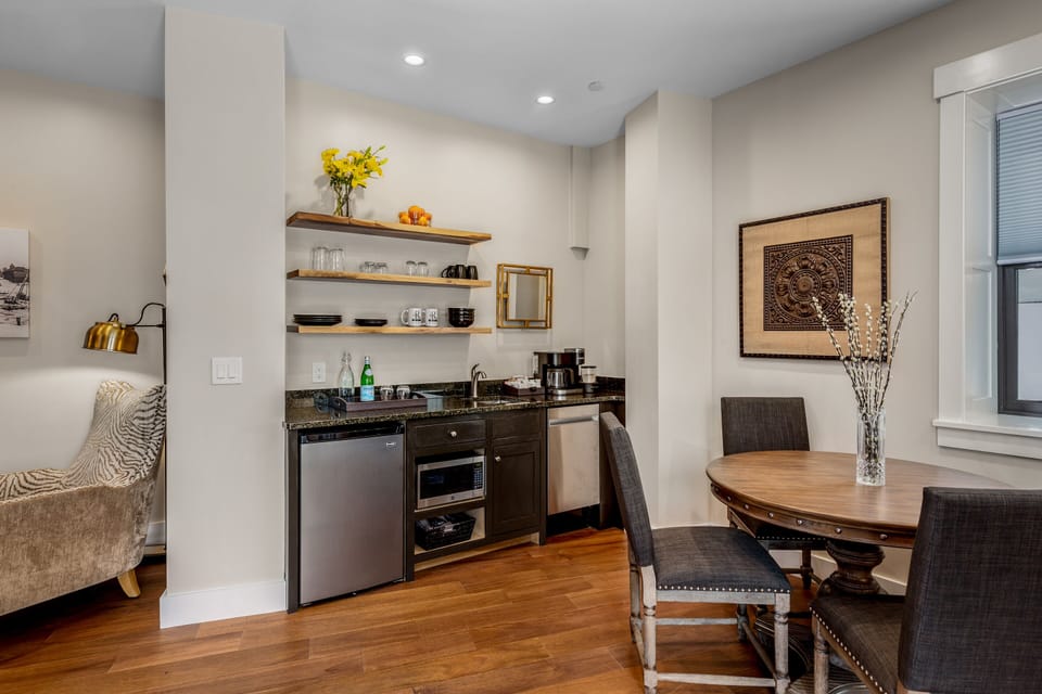 Mountain Suite - King | Living area | 55-inch LED TV with cable channels, fireplace, Netflix