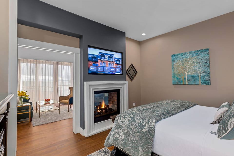Harbor Suite - King Bed | Premium bedding, pillowtop beds, in-room safe, blackout drapes