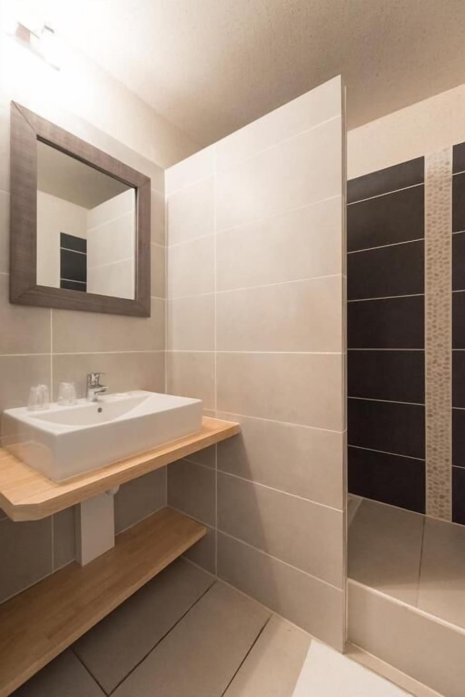 Standard Double Room | Bathroom | Free toiletries, hair dryer, towels