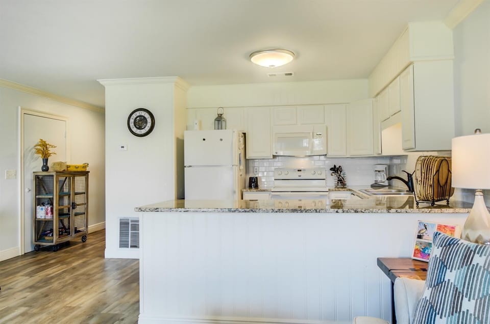 Condo, 1 King Bed (10A, Current Mood: Coastal) | Private kitchen | Oven, toaster