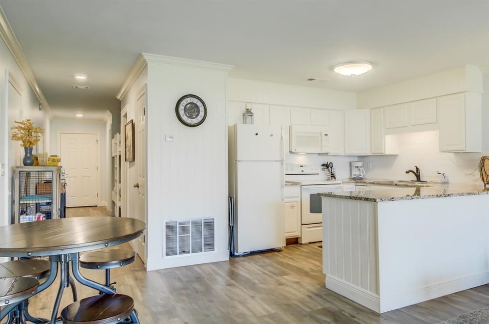 Condo, 1 King Bed (10A, Current Mood: Coastal) | Private kitchen | Oven, toaster