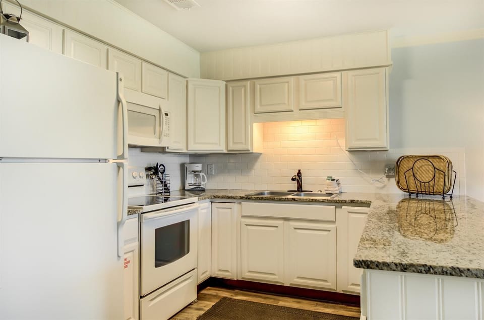 Condo, 1 King Bed (10A, Current Mood: Coastal) | Private kitchen | Oven, toaster