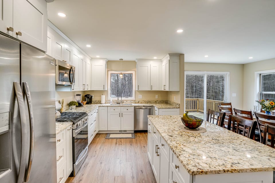 Kitchen | 1st Floor | Dishwasher | Cooking Basics | Keurig Coffee Maker (K-Cups)