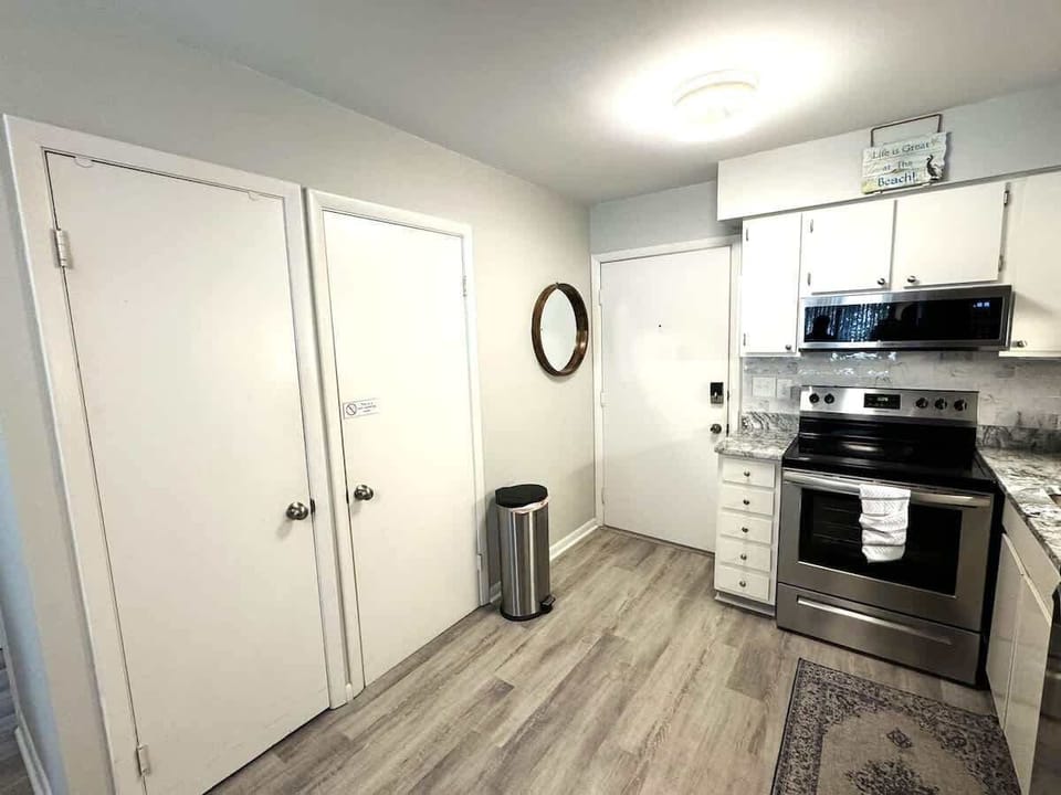 The "L-shaped" layout maximizes the workspace, with two large white doors.
