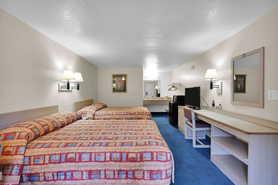 Blackout drapes, free WiFi, bed sheets