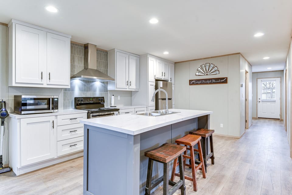 Kitchen | Stainless Steel Appliances w/ Dishwasher | Free WiFi