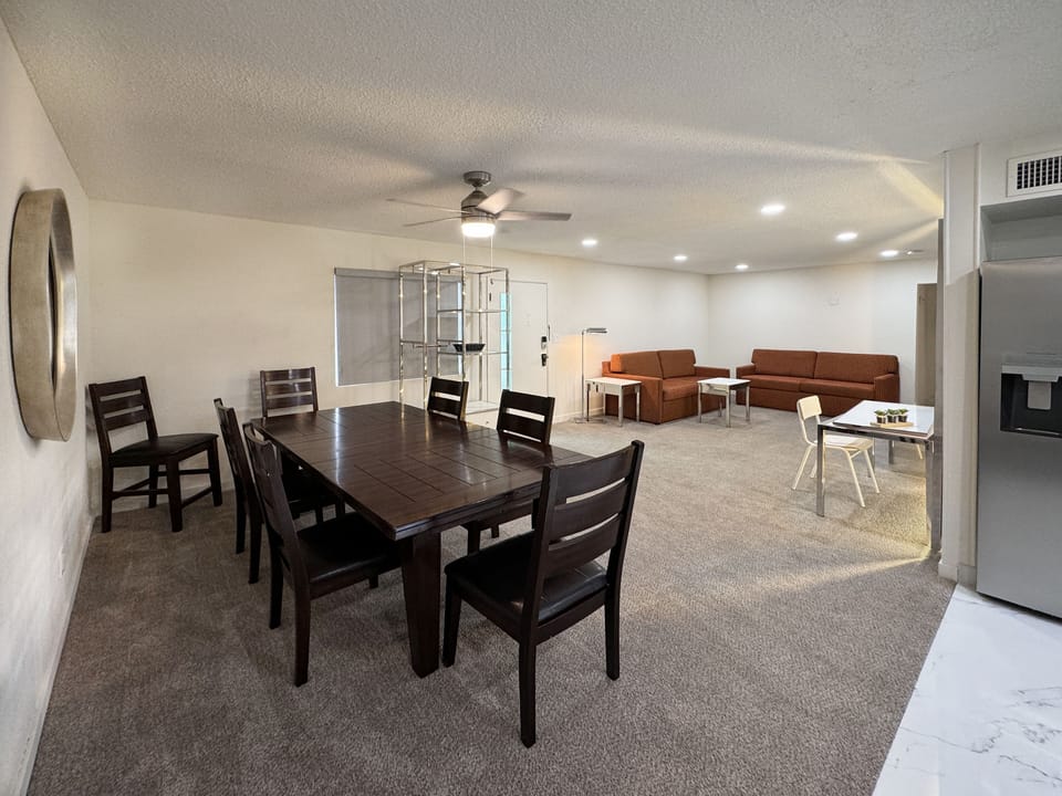 Dining Area)