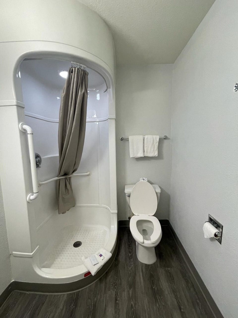 Combined shower/tub, towels