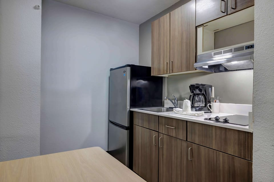 Full-size fridge, microwave, oven, stovetop