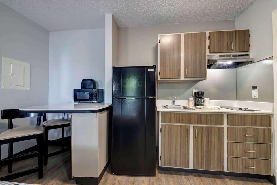 Full-size fridge, microwave, oven, stovetop