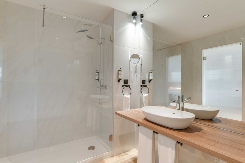 Combined shower/tub, rainfall showerhead, free toiletries, hair dryer