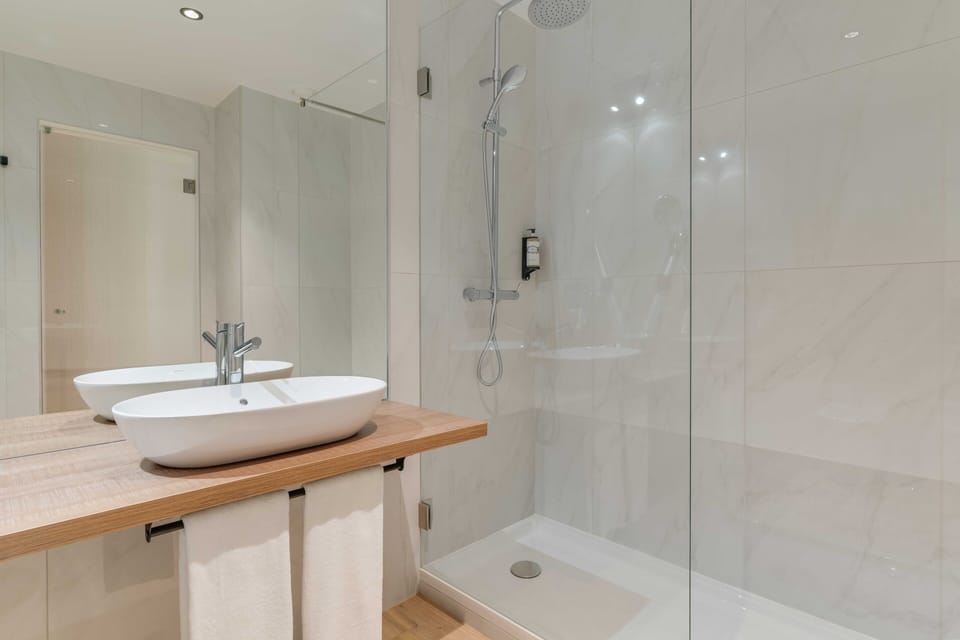 Suite (Club House) | Bathroom | Combined shower/tub, rainfall showerhead, free toiletries, hair dryer