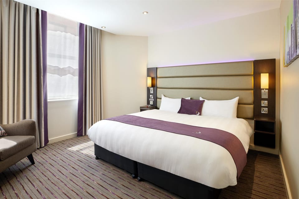 Standard Double Room, Roll-in Shower | In-room safe, soundproofing, bed sheets