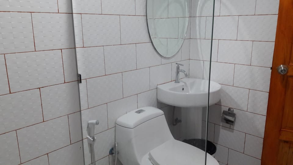 Superior Double Room | Bathroom | Shower, hair dryer, towels