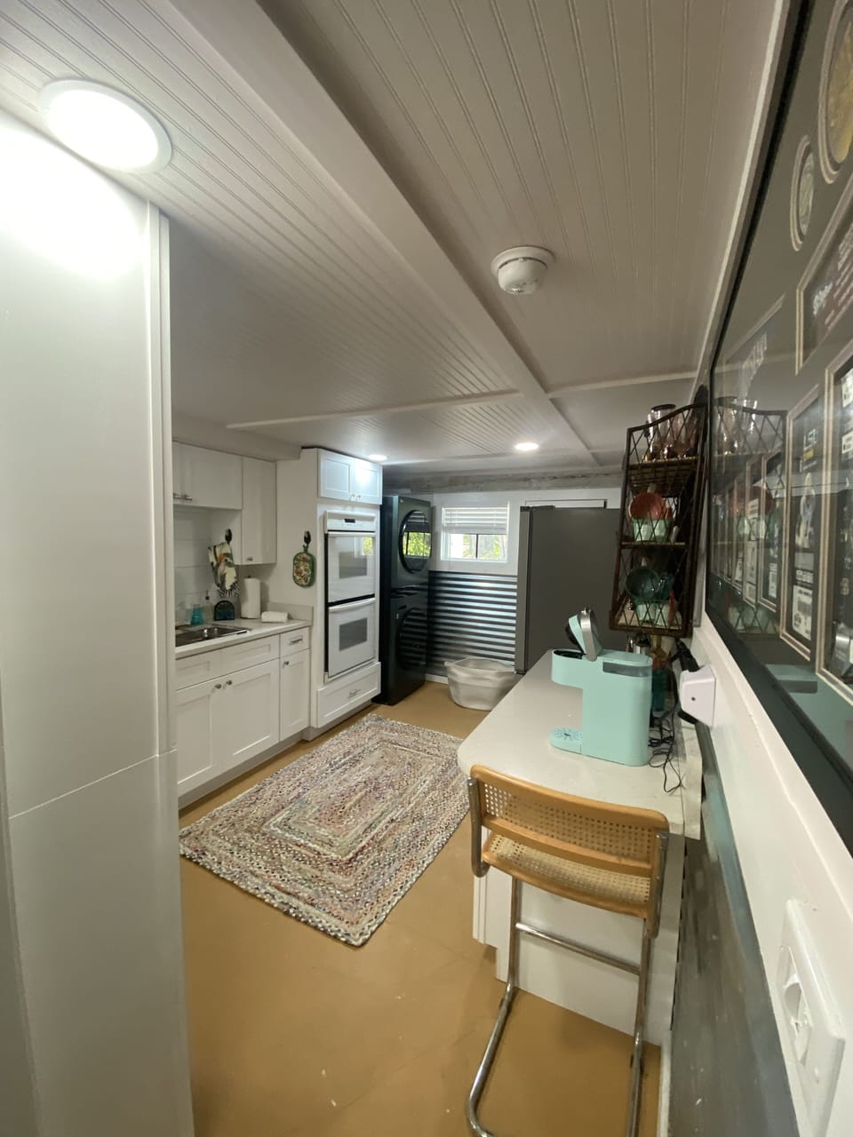 Guesthouse fun fully stocked kitchen, easy access for special events