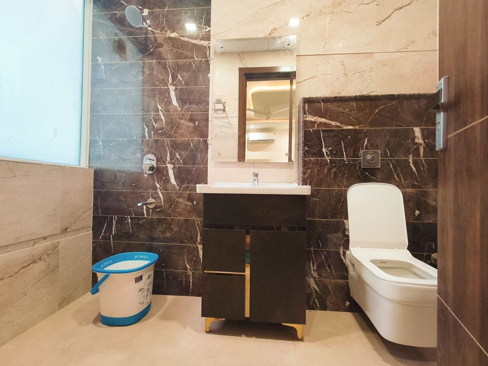 Standard Room | Bathroom | Shower, hydromassage showerhead, free toiletries, towels