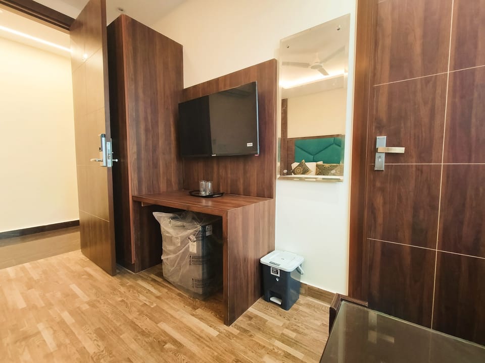 Deluxe Room | Soundproofing, free WiFi, bed sheets