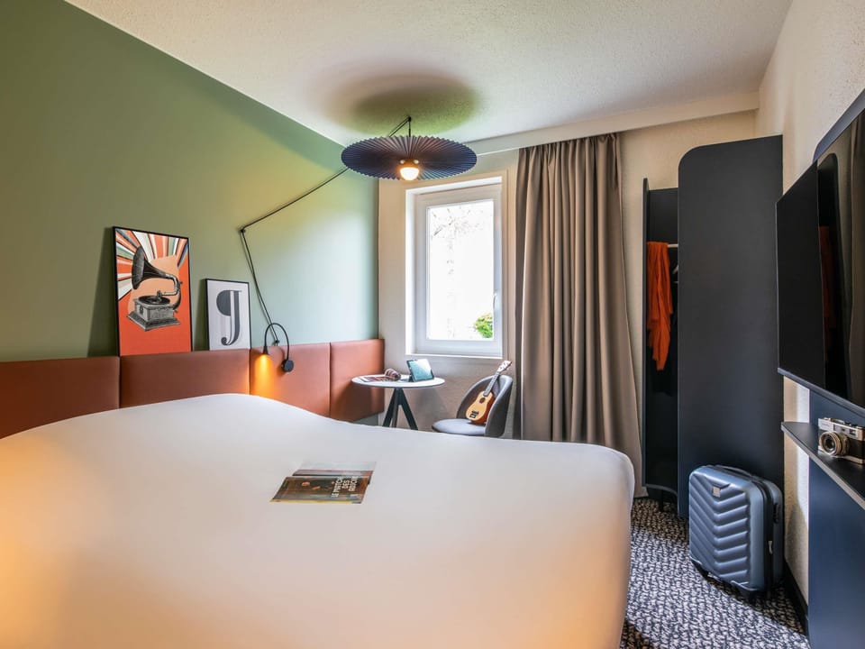 Standard Double Room | Desk, laptop workspace, blackout drapes, soundproofing